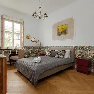  Apartament On The Square By Renters